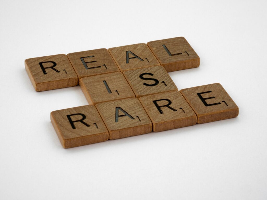 Frase escrita en grande: “Real is rare”, sobre fondo neutro.
